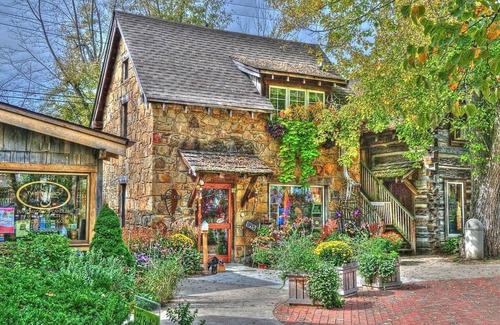 Nashville Apartamento | Nashville Suite #2: Pet Friendly, Steps Away from Shops and Restaurants.