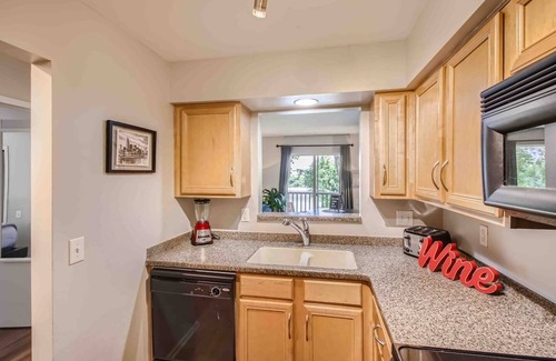 North Capitol Condominio | Nashville Waterfront Retreat - Spacious 2BR Walk to Broadway | FREE PARKING