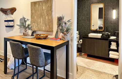 Rainey Street Historic District Apartamento | Natiivo Sky Cottage king studio with balcony & rooftop pool