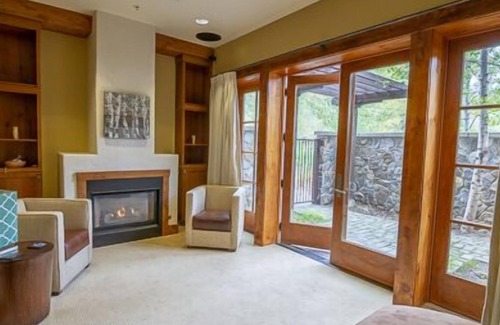 Tamarack Condominio | Diseño interior de madera natural | Espectaculares vistas al lago | Bañera de hidromasaje y acceso a la piscina