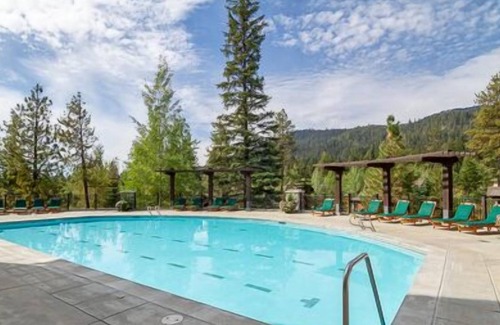 Tamarack Condominio | Diseño interior de madera natural | Espectaculares vistas al lago | Bañera de hidromasaje y acceso a la piscina