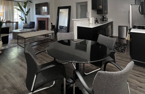 Lake Balboa Apartamento | Naturally Lit Luxury & Stylish 2 Bedroom Apt with Pool