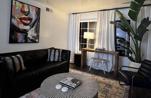 Lake Balboa Apartamento | Naturally Lit Luxury & Stylish 2 Bedroom Apt with Pool