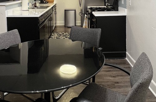 Lake Balboa Apartamento | Naturally Lit Luxury & Stylish 2 Bedroom Apt with Pool