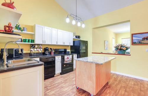 Williston Casa | Nature Coast Farmhouse w/ Screened-In Porch!