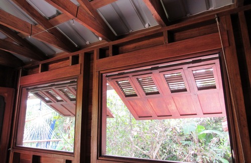 Bocas del Toro Cabina | Cabaña de los amantes de la naturaleza en Bluff Beach, hermoso jardín con estanque y vida salvaje.