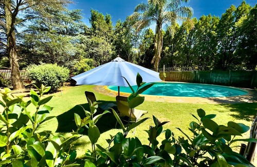 Greater Johannesburg Metropolitan Area Casa | Nature's Haven: 7-Bedroom Villa with Pool, WiFi & Serene Surroundings