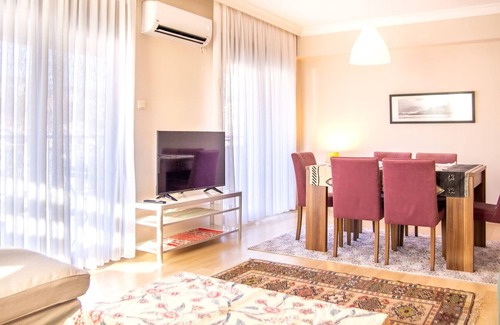 Bayraklı Apartamento | Nature View Flat w Balcony 9 min to Bayrakli Coast