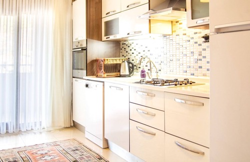 Bayraklı Apartamento | Nature View Flat w Balcony 9 min to Bayrakli Coast