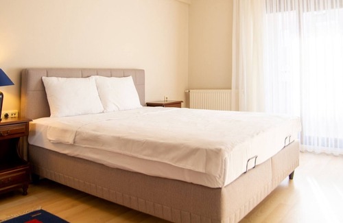 Bayraklı Apartamento | Nature View Flat w Balcony 9 min to Bayrakli Coast