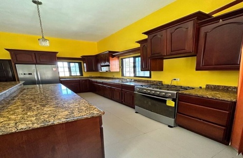Corozal Casa | Nature view in a quiet urban neighborhood 1-bedroom house with WiFi and AC