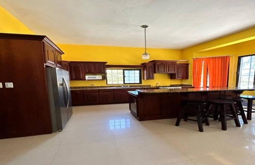 Corozal Casa | Nature view in a quiet urban neighborhood 1-bedroom house with WiFi and AC
