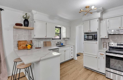 Inglefield Casa | Nature’s Retreat with Game Room | Hot Tub | Sauna