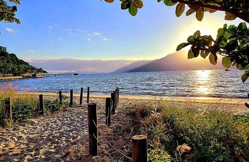 Praia Deserta Casa | Natureza a 100m da Praia, 4 suítes, amplo jardim