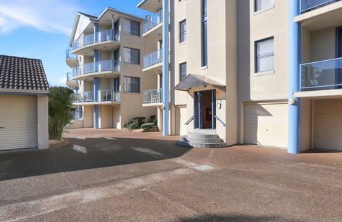 Hawks Nest Apartamento | Nautilus Apartment 5 | Beach across the road