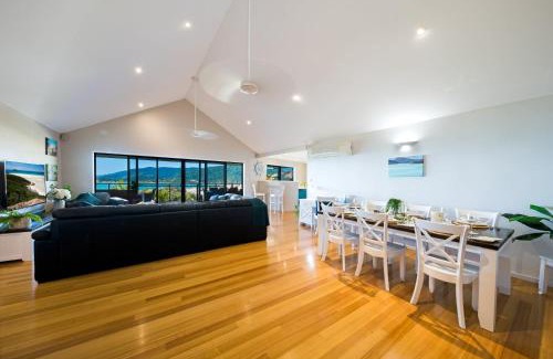 Airlie Beach Casa | Nautilus on Nara - Spacious Airlie Beach Holiday Home with Ocean Views