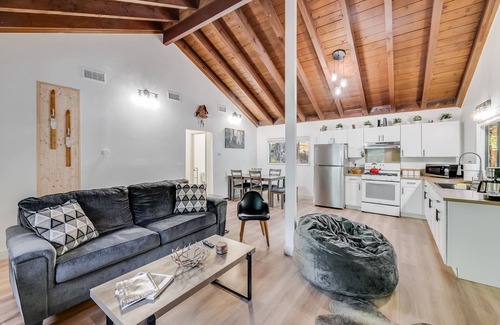 Rimforest Casa | Navigate Stays Modern Cabin Steps from Bars & Food