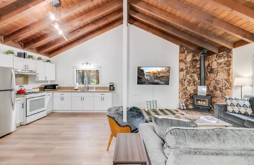 Rimforest Casa | Navigate Stays Modern Cabin Steps from Bars & Food