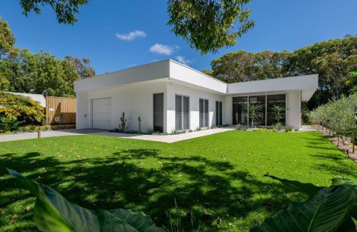 Rainbow Beach Casa | Navy'S By The Beach - Rainbow Shores. Pool. Walk to beach