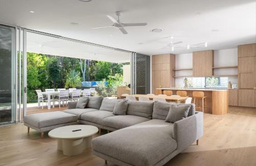 Rainbow Beach Casa | Navy'S By The Beach - Rainbow Shores. Pool. Walk to beach