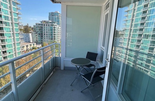 Lower Lonsdale Apartamento | Cozy 1-bedroom Furnished apartment in enchanting North Vancouver with WiFi, AC