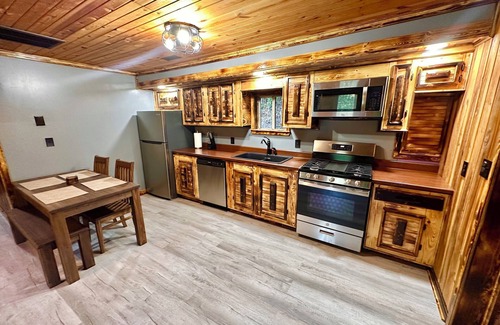 Cabins Cabina | Cozy 2-bedroom, river access, near Smoke Hole, Seneca Rocks & Dolly Sods