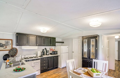 Eriline Casa | Near ATV & Hiking Trails: Home w/ Deck in Oneida!