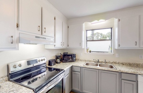 Myrtle Grove Casa | Near Beach w/ private yard & well-equipped kitchen