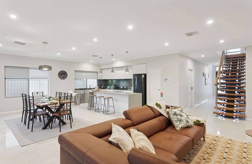 Munster Casa | Near Fremantle | Spacious 4BR w/Spa & Near Beach!