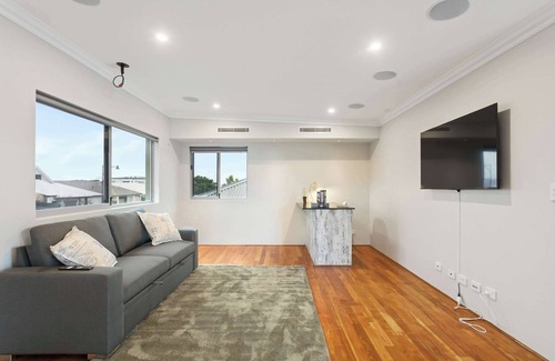 Munster Casa | Near Fremantle | Spacious 4BR w/Spa & Near Beach!