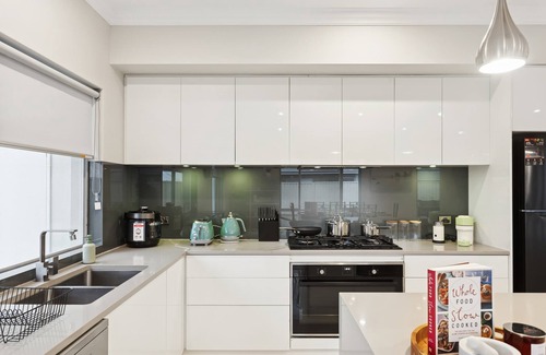 Munster Casa | Near Fremantle | Spacious 4BR w/Spa & Near Beach!