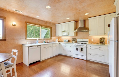 Pinole Casa | Near Golf, Trails & Parks: Lush Pinole Retreat