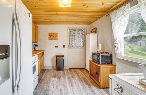 Emporium Casa | Near Hiking Trails: Central Emporium Home