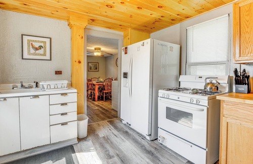 Emporium Casa | Near Hiking Trails: Central Emporium Home