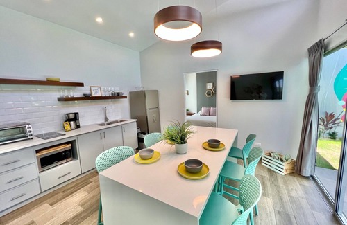 Quepos Casa | Near Manuel Antonio-Private Pool-Gated-Chic-Paved road-minutes to marina