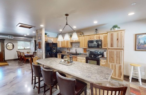 Hill City Cabina | Near Mt Rushmore, Crazy Horse & Custer State Park Hot Tub Pickle Ball Court