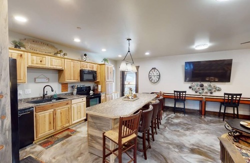 Hill City Cabina | Near Mt Rushmore, Crazy Horse & Custer State Park Hot Tub Pickle Ball Court