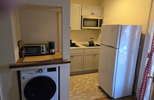 West Cambridge Apartamento | Cerca del pintoresco lago Fresh, río Charles, tiendas, acceso Harvard Sq, estacionamiento gratuito