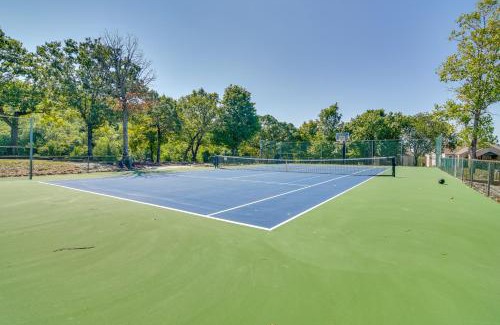 Indian Point Apartamento | Near Silver Dollar City! Condo with Hot Tub and Lake
