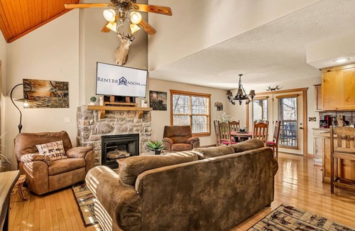 Reeds Spring Cabina | Labor Day Open, Near Silver Dollar City & Entertainment with Free Tickets Romantic Getaway!