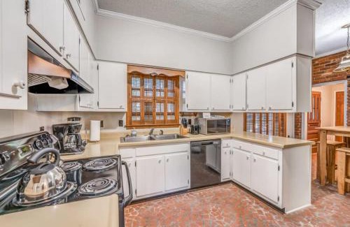Whitehaven Casa | Near the Airport and Graceland Holmesdale Hideout