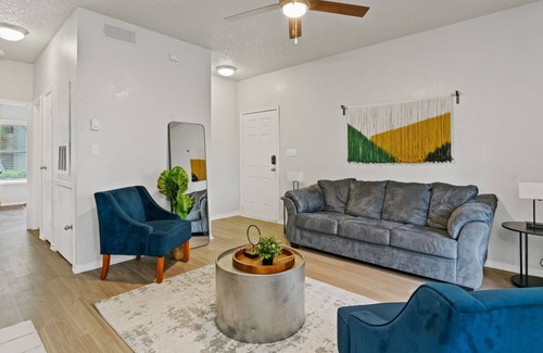 Milwood Apartamento | Near the Domain | 2 BR Private Balcony | Fireplace