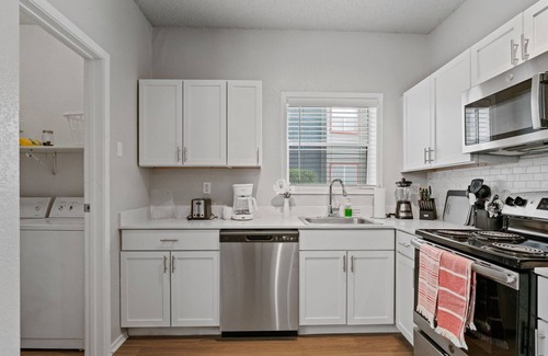 Milwood Apartamento | Near the Domain | 2 BR Private Balcony | Fireplace