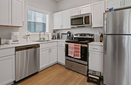 Milwood Apartamento | Near the Domain | 2 BR Private Balcony | Fireplace