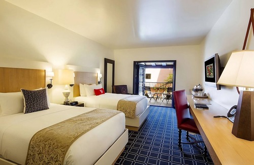 San Jose Hotel | Near the Municipal Rose Garden in San Jose! Valet Parking, Swimming Pool!