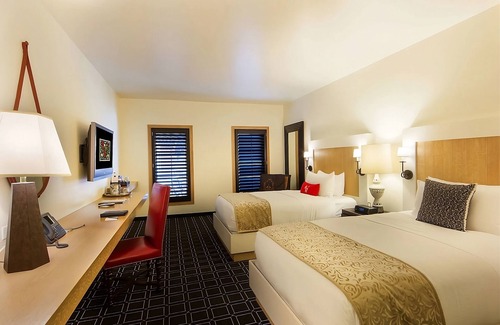 San Jose Hotel | Near the Municipal Rose Garden in San Jose! Valet Parking, Swimming Pool!