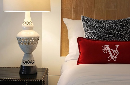 San Jose Hotel | Near the Municipal Rose Garden in San Jose! Valet Parking, Swimming Pool!