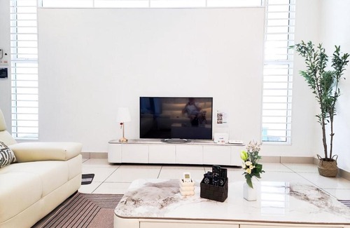 Johor Bahru Casa | Near Tuas, Stadium, Legoland - Stylish Homestay in Iskandar Puteri - 21pax by Cowidea