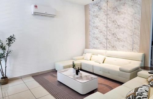 Johor Bahru Casa | Near Tuas, Stadium, Legoland - Stylish Homestay in Iskandar Puteri - 21pax by Cowidea