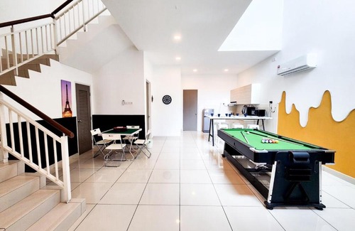 Johor Bahru Casa | Near Tuas, Stadium, Legoland - Stylish Homestay in Iskandar Puteri - 21pax by Cowidea